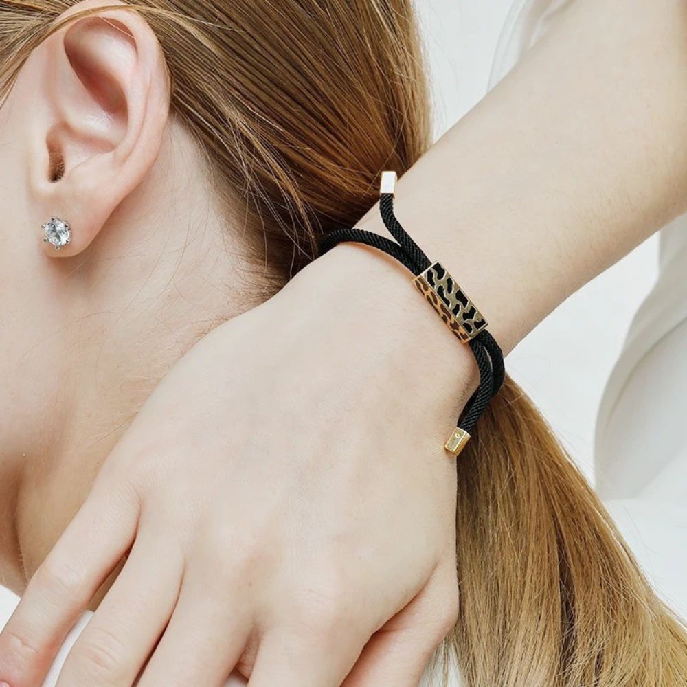 Schwarzes Damenarmband mit Panthermuster