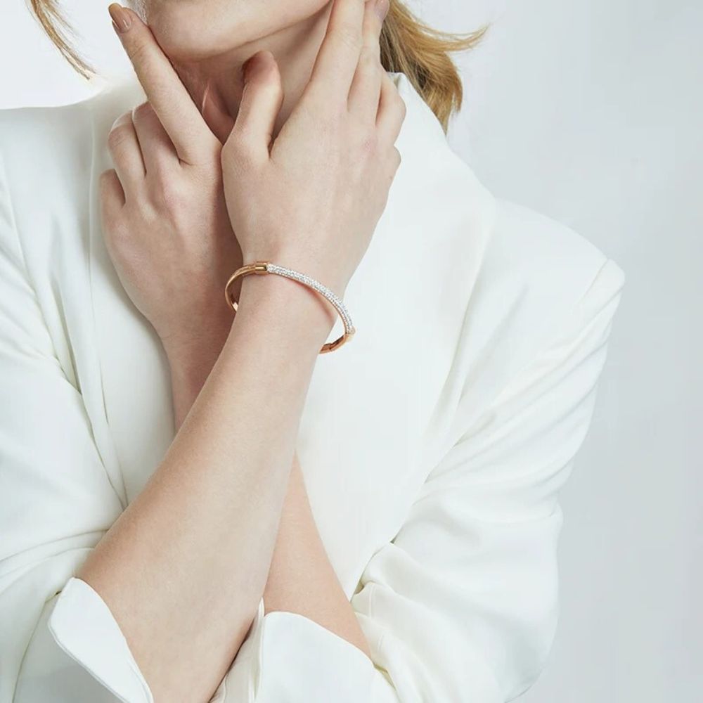 Eleganter Armreif für Damen in Gold mit funkelnden Steinen