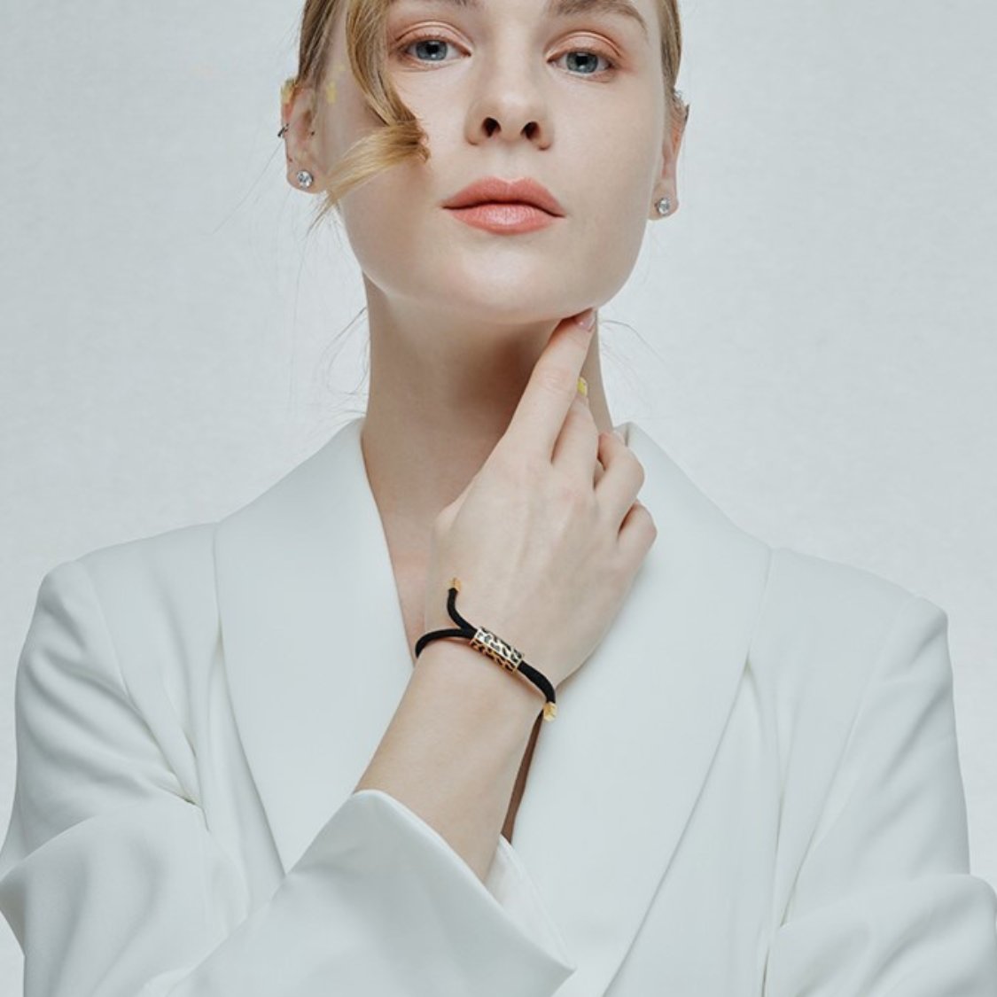 Schwarzes Damenarmband mit Panthermuster - getragen