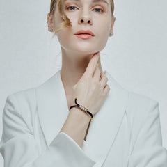 Schwarzes Damenarmband mit Panthermuster - getragen