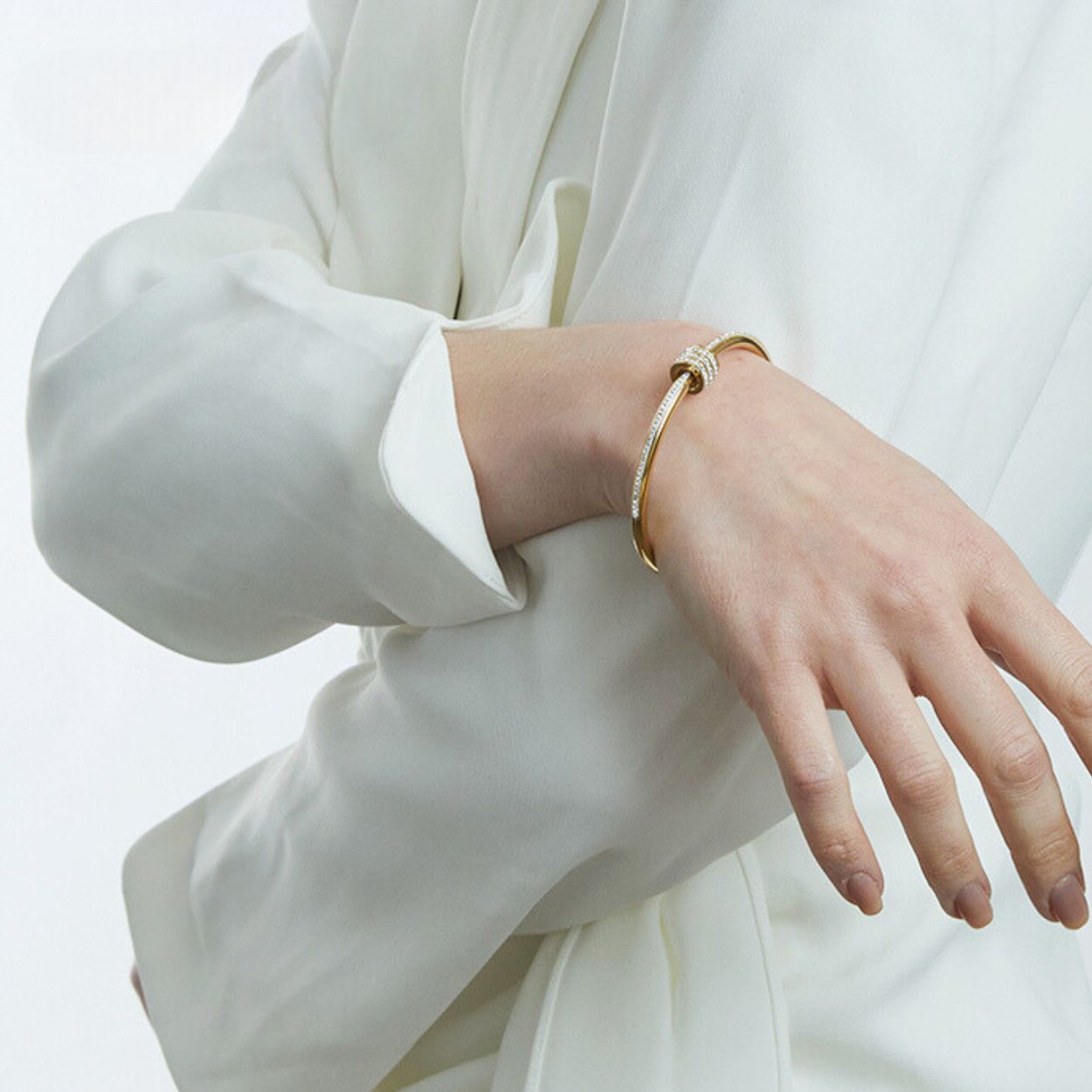 Eleganter Armreif mit Schraubendesign & Zirkonstein