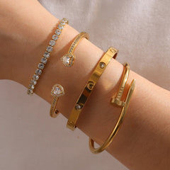 Elegantes Edelstahl Herz-Armreif