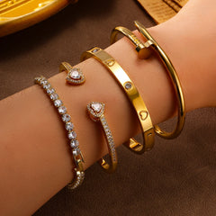 Elegantes Edelstahl Herz-Armreif